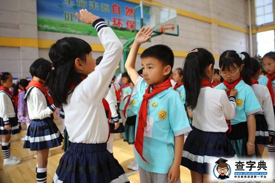 新队员向老队员学习行队礼。（人民网 李发兴 摄）