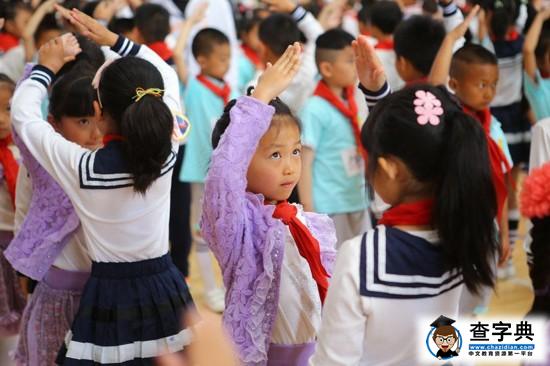 新队员向老队员学习行队礼。（人民网 李发兴 摄）