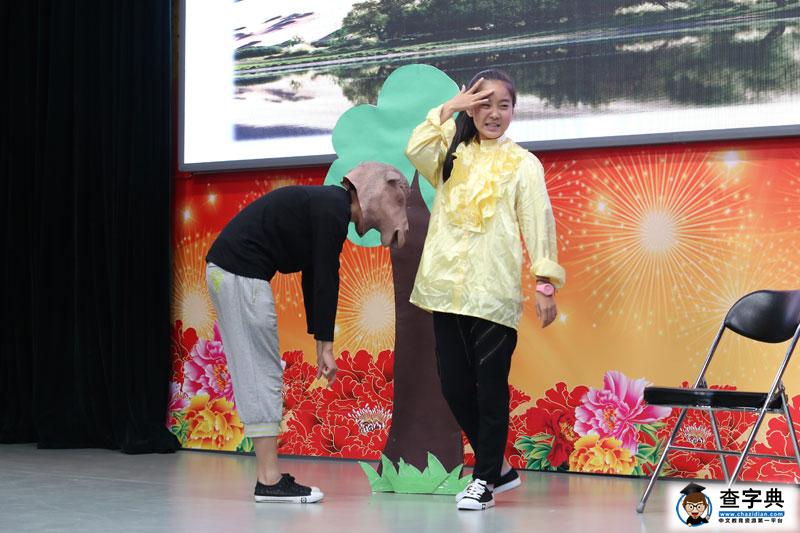 “课本剧”选修课的同学表演《丢失的骆驼》