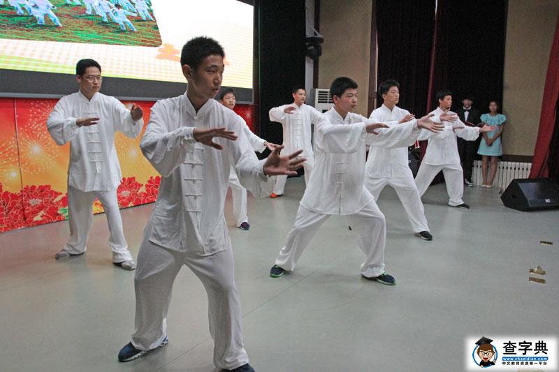 学生们在表演太极拳