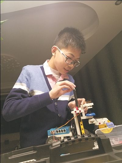 南通一初中生发明“眼保健操穴位定位器”1
