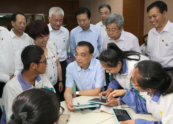 李克强谈“互联网+教育”：让偏远地区的孩子也能“走进”名校名师课堂1