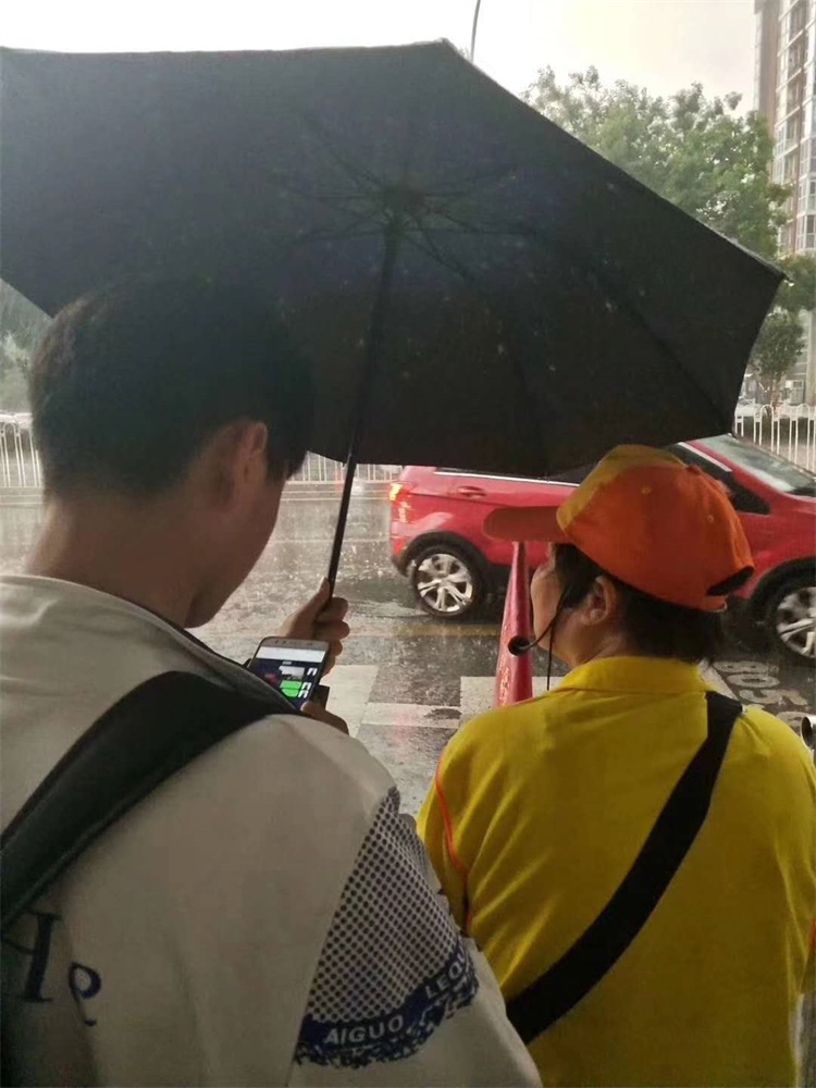 为你点赞！来自潞河刷屏朋友圈的“举伞”男孩2